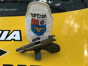 Passageiro de moto-táxi é detido em flagrante com arma de fogo no Mutange