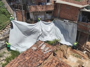 Defesa Civil avança no trabalho preventivo com aplicação de lonas em áreas de risco