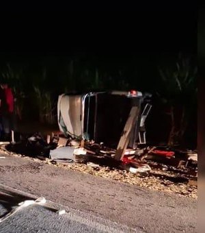 Colisão entre caminhão e carro em Penedo deixa uma pessoa presa às ferragens