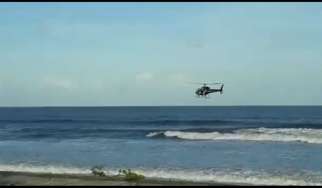 [Vídeo] Surfistas são retirados da Praia do Sobral por helicóptero da Polícia