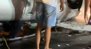 Carro capota na Avenida Durval de Góes Monteiro, em Maceió