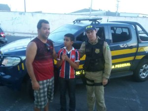 PRF devolve aos pais criança autista que estava perdida na BR-423, no Sertão