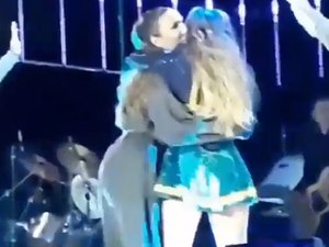 Ivete invade o palco de Cláudia Leitte e as duas dão mega abraço