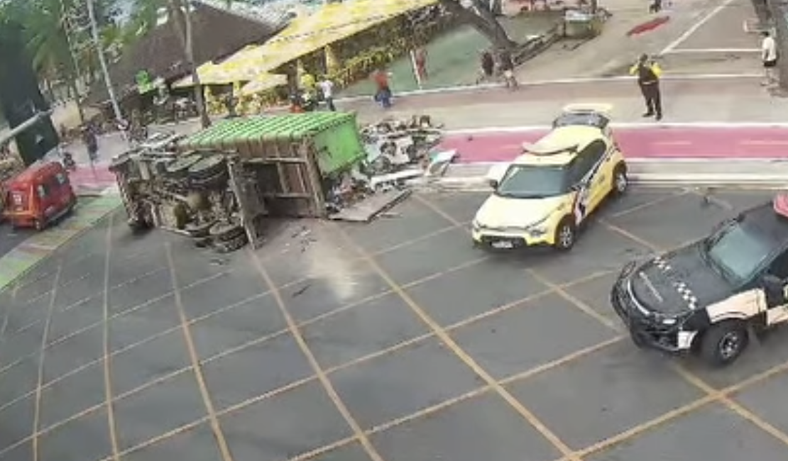 Vídeo registra tombamento de caminhão de lixo que deixou gari ferido na orla de Maceió
