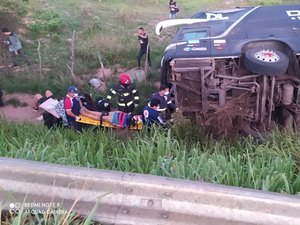 [ Vídeo]  Ônibus com Devinho Novaes e banda tomba na BR 101, em São Sebastião