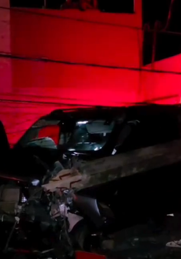 Carro atinge motocicletas e derruba poste na AL-101 Norte, em Paripueira