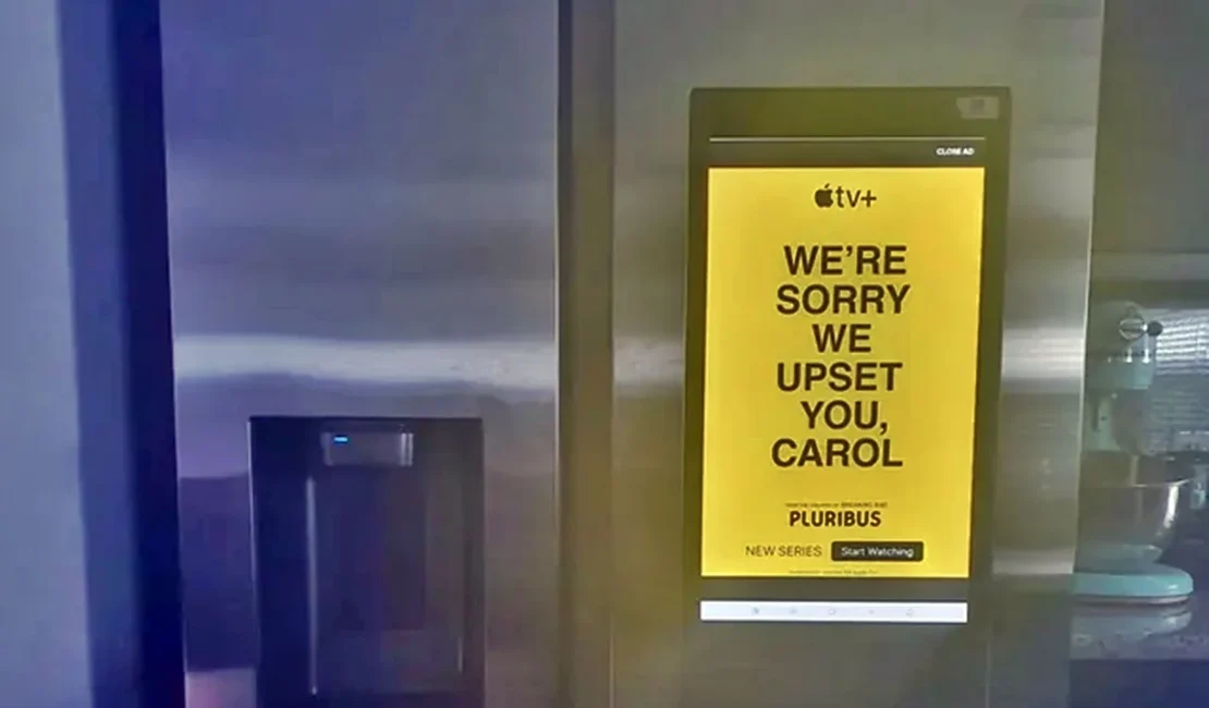 Relato choca ao alegar que anúncio em geladeira levou mulher a surto