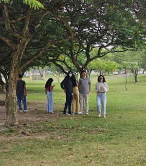 Estudantes de ciências biológicas da Uneal analisam vegetação do Bosque das Arapiracas