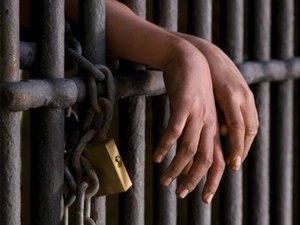 Drogas são apreendidas e jovens presos após revista em residência