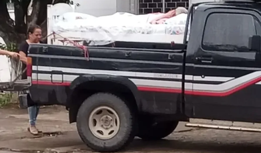Mulher acamada é levada em cama sobre caminhonete para emitir RG em Palmeira dos Índios