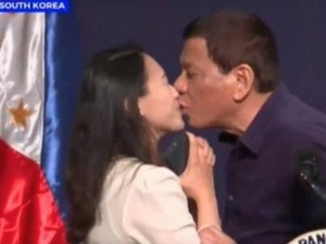 Presidente das Filipinas é criticado após beijar servidora durante evento