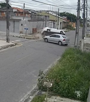 [Video] Imagens mostram capotamento em bairro residencial de Arapiraca