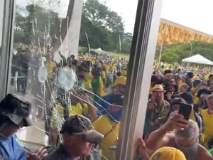 Funcionários esperam Força Aérea para fugir do Planalto