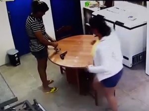 Ex-diretora é indiciada por furtar merendas de escola com ex-alunos; vídeo mostra ação