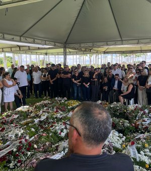 [Vídeo] Chuva de pétalas marca despedida emocionante de Dona Helena