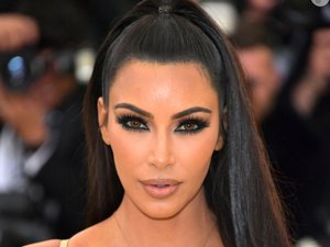 Kim Kardashian usa tênis da marca do ex em passeio com novo affair
