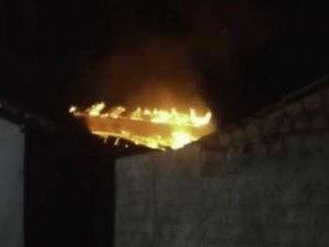 Família consegue fugir de residência em chamas na madrugada desta quinta-feira (22)