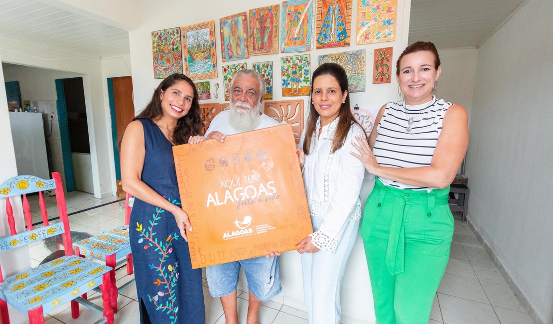 Programa Alagoas Feita à Mão entrega placa para artesão da Barra de Santo Antônio