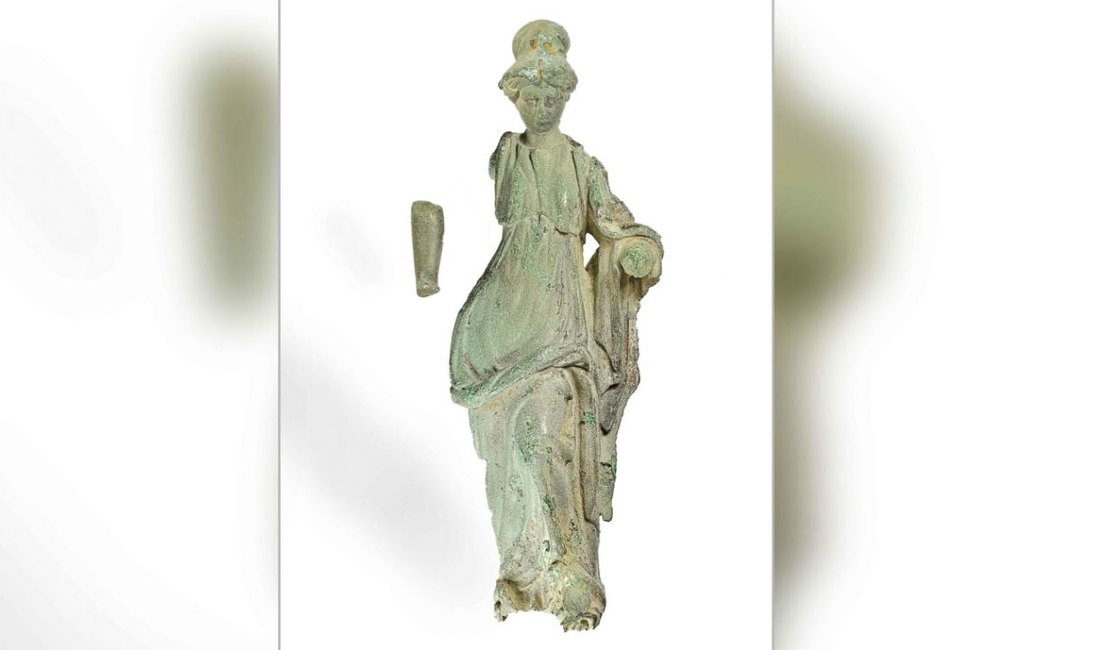 Estátua romana antiga é descoberta em embalagem de margarina na Inglaterra