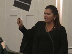 Deputados vestem preto e defendem jornalistas na ALE