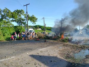 [Vídeo] Moradores de Rio Novo protestam contra falta de água na região