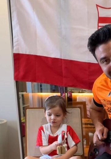 Ao lado da filha, goleiro do CRB comemora aniversário do clube com solo de guitarra