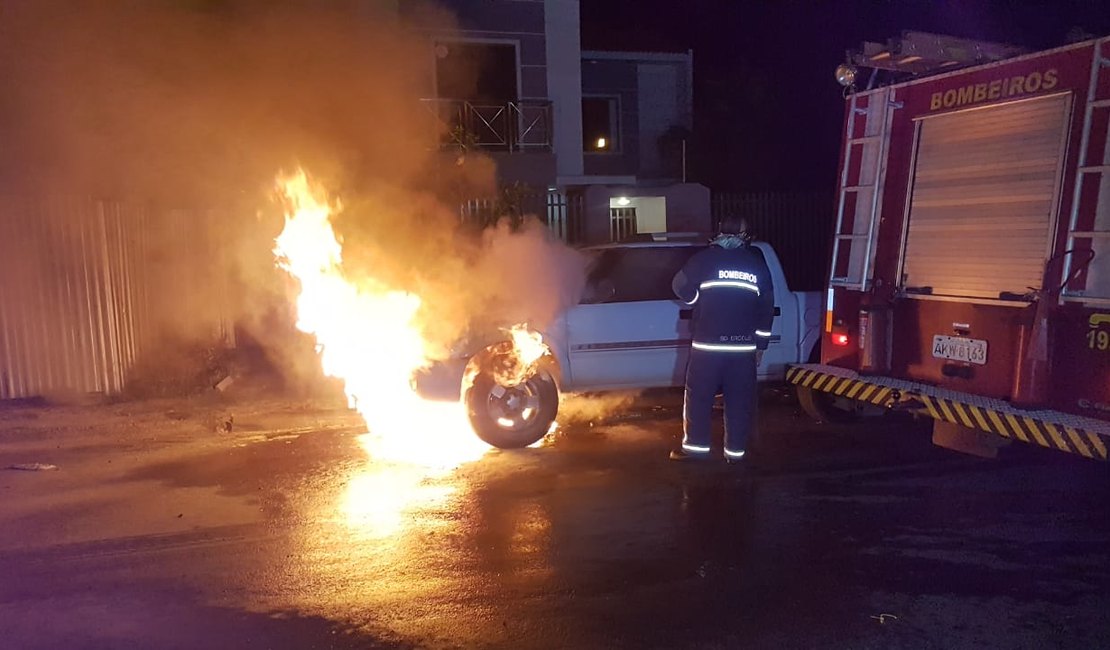 Caminhonete pega fogo na zona rural de Delmiro Gouveia