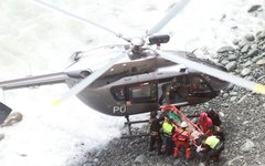 Equipe dos bombeiros faz resgate de corpos após acidente com ônibus no Peru 