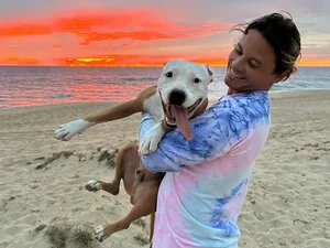 Surfista viraliza ao jogar corpo de cachorro no mar e divide opiniões