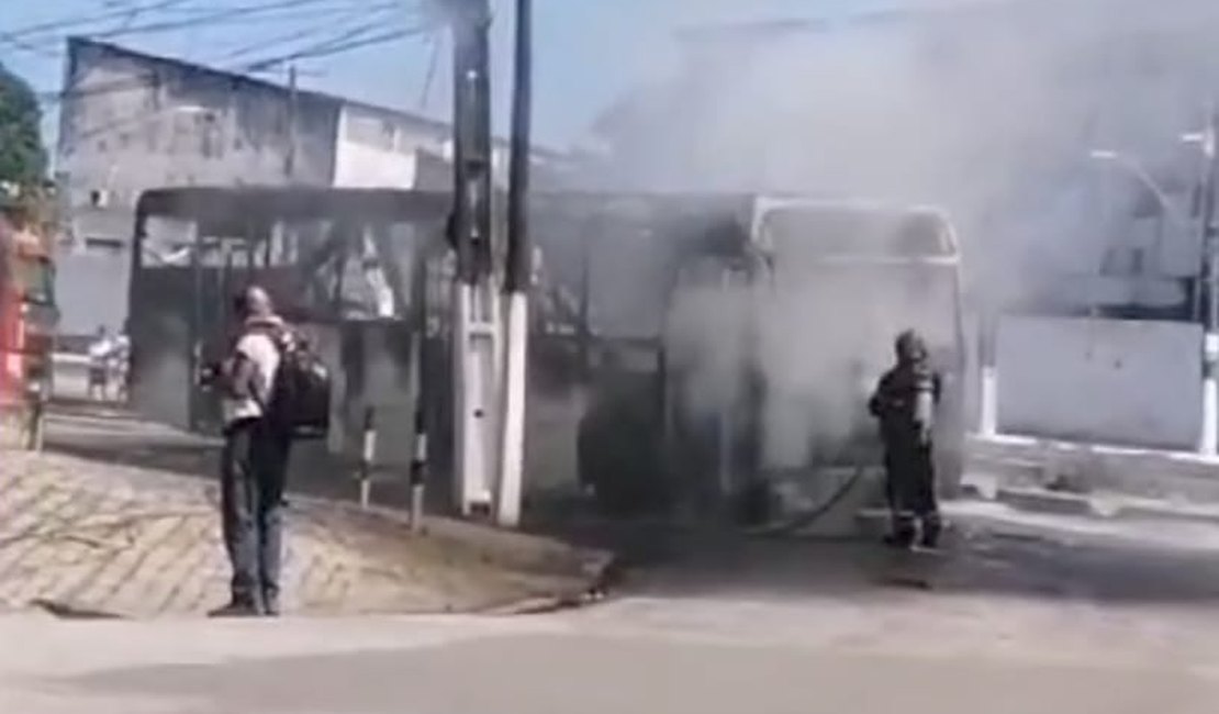 [Vídeo] Ônibus que transportava passageiros pega fogo no bairro Poço, em Maceió