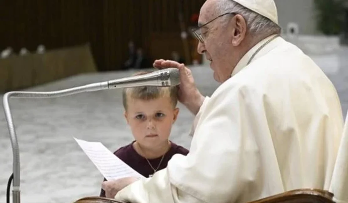 Vídeo: menino invade audiência do papa Francisco e ganha afagos
