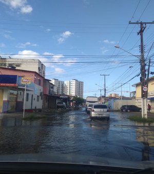 Água da chuva acumula e causa transtorno a motoristas na Jatiúca