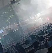 Incêndio atinge food truck e mobiliza bombeiros no bairro da Jatiúca, em Maceió