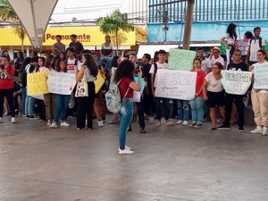 [Vídeo] Alunos, professores e servidores da educação ocupam ruas de Arapiraca em protesto contra o Novo Ensino Médio