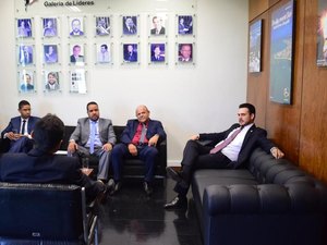 Prefeito de São Miguel dos Milagres se reúne com entidades do Governo Federal