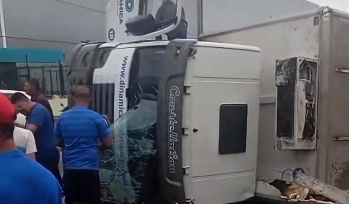 Vídeo mostra momento em que caminhão tomba na AL-110 e colide contra muro em Arapiraca