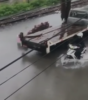 [Vídeo] Ruas que margeiam a linha do trem no bairro Primavera, em Arapiraca, ficam alagadas
