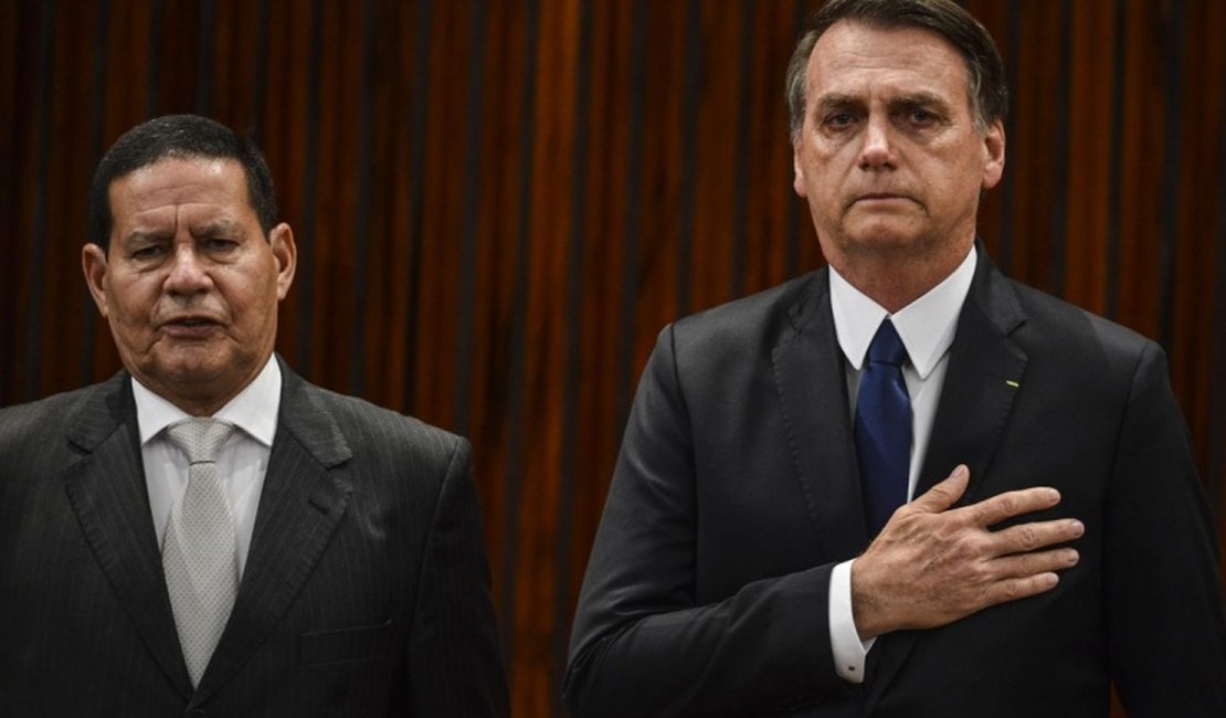 'Você quer me matar?', brinca Bolsonaro com Mourão