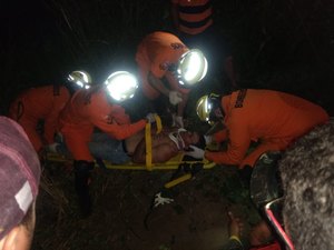 Colisão entre viatura policial e motocicleta deixa um ferido em Maceió