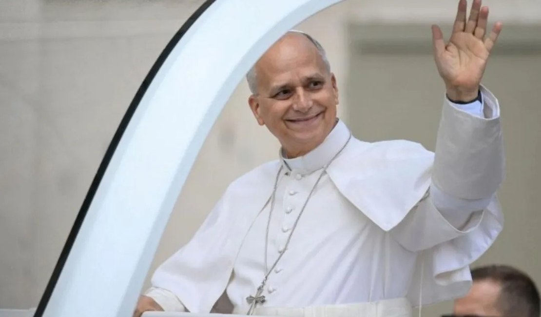 Papa Leão XIV é aplaudido ao reaparecer de papamóvel após cirurgia