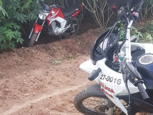 Moto abandonada em córrego é recuperada pela polícia