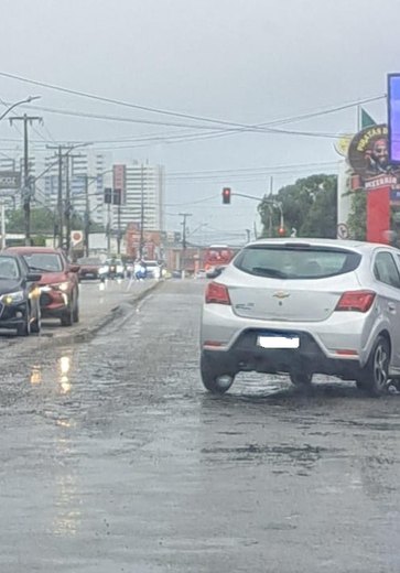 Chuvas agravam alagamentos e travam trânsito em trecho da Av. Menino Marcelo