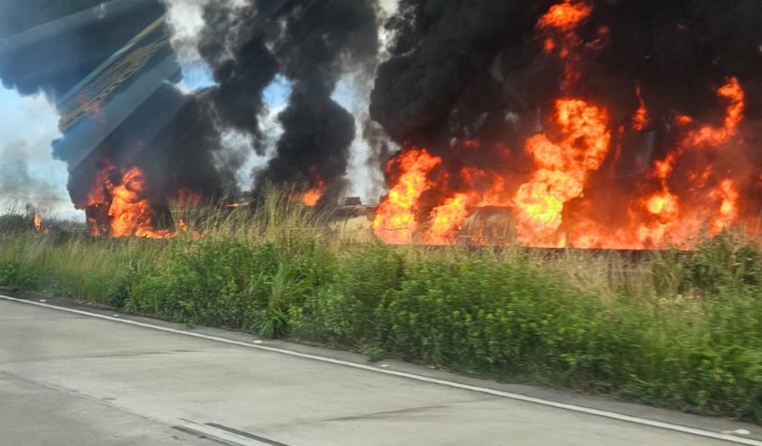 Caminhão-tanque tomba e explode na BR-101 no município de São Miguel dos Campos