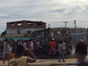 Durante protesto em Maceió, manifestantes ateiam fogo em carro de reportagem e ônibus