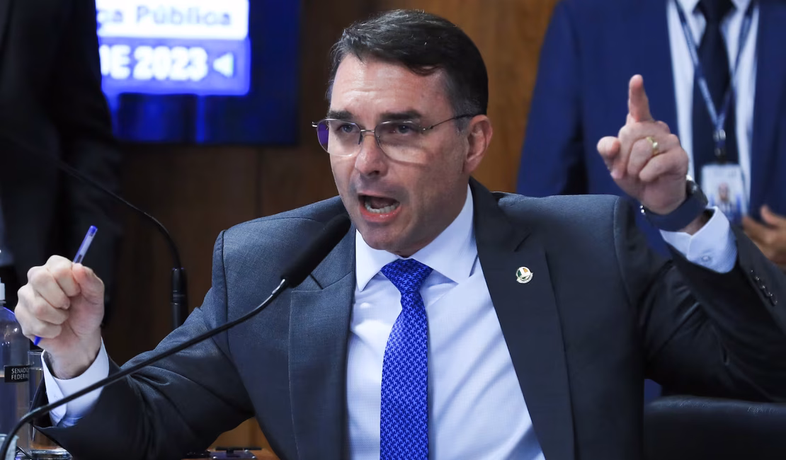 Justiça manda X identificar perfis que ligam Flávio Bolsonaro ao crime organizado