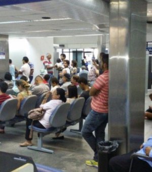 MPAL e Procon Maceió fiscalizam agência bancária no Centro por desrespeito à lei das filas