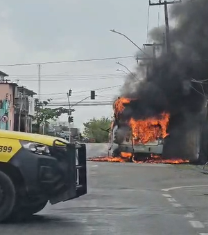Ônibus é consumido por chamas no Feitosa e assusta passageiros em Maceió