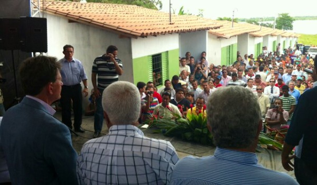Ministro Marcelo Crivella entrega casas em Porto Real do Colégio