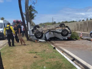 Motorista bate violentamente em coqueiro e capota carro na Av. Assis Chateaubriand, em Maceió