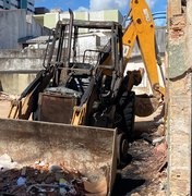 Retroescavadeira pega fogo em canteiro de obras na Jatiúca, em Maceió